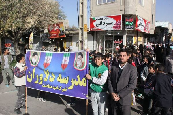 برگزاری راهپیمایی یوم الله ۱۳ آبان با حضور دانش‌آموزان و مسئولین در صفادشت 