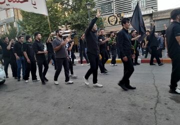 عزاداری پرشور عاشقان حسینی هیات متوسلین امام رضا(ع) در روز تاسوعا