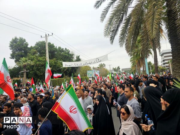 وداع باشکوه بندرعباس با دریابان شهید علیرضا تنگسیری؛ پیکر فرزند دریا بر دستان مردم تشییع شد