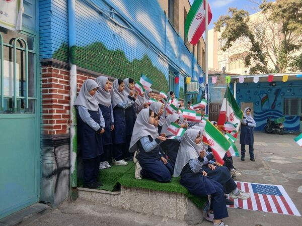 طنین شعارهای انقلابی در دبستان دخترانه میثاق به مناسبت ۱۳ آبان