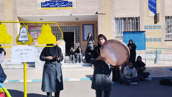 آیین نواختن زنگ انقلاب در دبیرستان حضرت معصومه(س) شهرستان خلیل‌آباد 