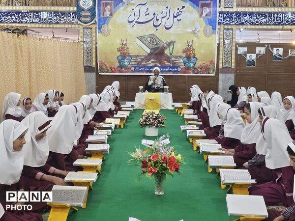 طنین زنگ نماز و عطر آیات قرآن در محفل انس با قرآن
