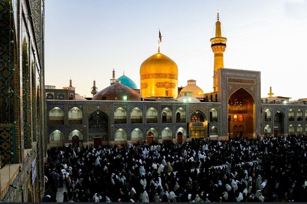 وقتی کلمات از غربت او کم می‌‌آورند