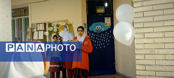 شور جشن ۲۲ بهمن در مدرسه مولوی فین؛ عطر شعر و نور ولایت در هم آمیخت