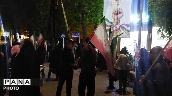 برای پنجاه و یکمین شب حسینیه امام شاهد حماسه مردم شد 
