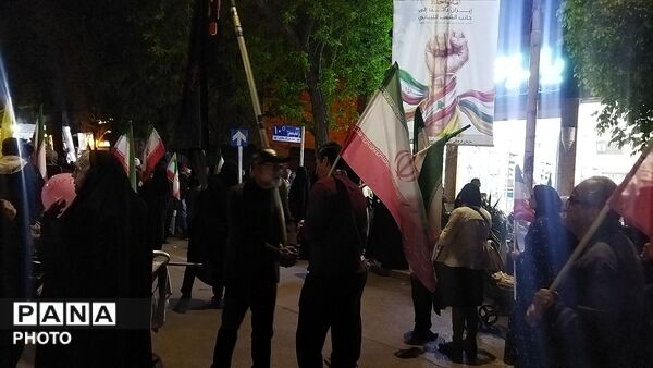 برای پنجاه و یکمین شب حسینیه امام شاهد حماسه مردم شد 