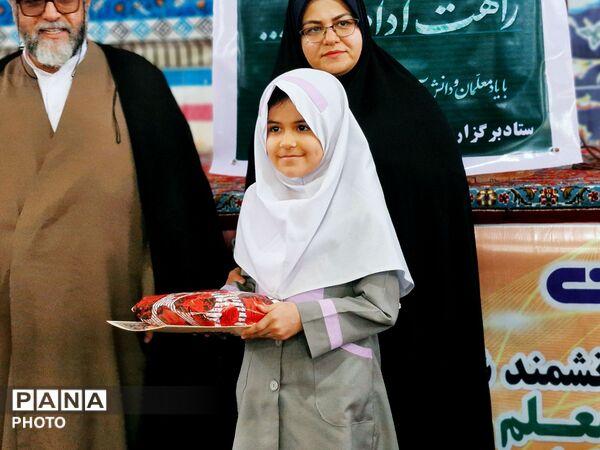 اقامه نمازجمعه با حضور فرهنگیان و دانش‌آموزان در گلوگاه