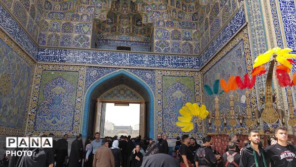 عزاداری گسترده زائران در صحن‌های حرم امام رضا (ع)
