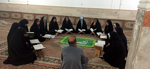 اعزام دانش‌آموزان شهرستان دره شهر به اردوی زیارتی قم