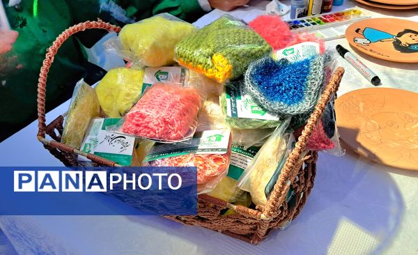 برپایی غرفه‌ای به عشق فاطمه(س)  