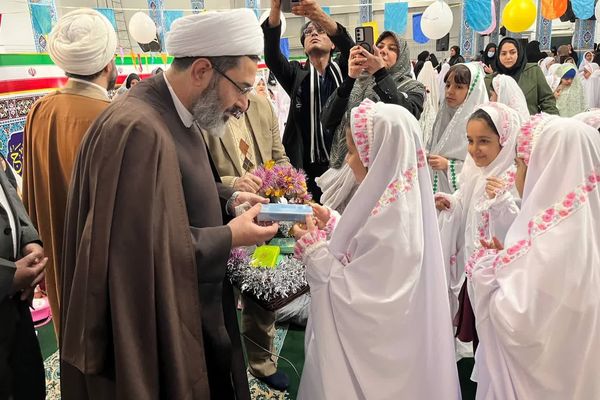 جشن تکلیف دانش‌آموزان دختر اسلام آباد غرب