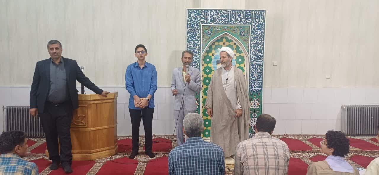 اهدای جایزه معنوی به دانش‌آموز دبیرستان پسرانه شاهد افشار یزد
