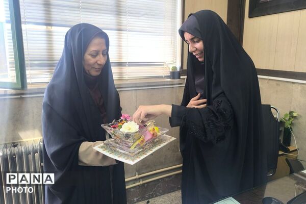 تجلیل روز مشاور و میلاد امام رضا(ع) با تقدیر از همکاران اداره آموزش و پرورش ناحیه یک شهرری