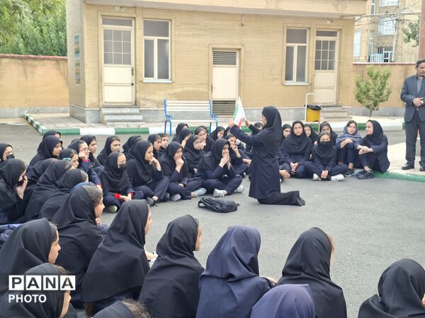 روایت وطن برای دانش‌آموزان با زبان نمایش خیابانی