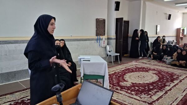 برپایی مناظره دانش‌آموزی در دبیرستان حضرت خدیجه (س) جعفرآباد قم