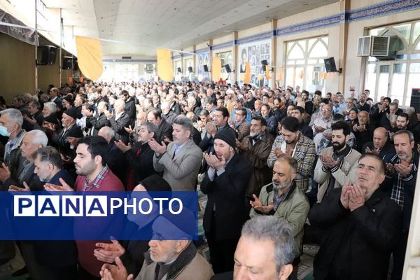 حضور دانش آموزان آموزشگاه شهدای گلدسته و مردم چهاردانگه در نماز جمعه 