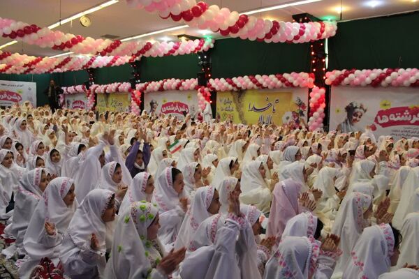 جشن عبادت ۱۳۰۰ نفر از دختران منطقه ۱۰ در مهدیه امام حسن مجتبی(ع)