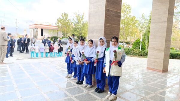 اهدای گل توسط دانش‌آموزان به پرستاران به مناسبت روز پرستار 