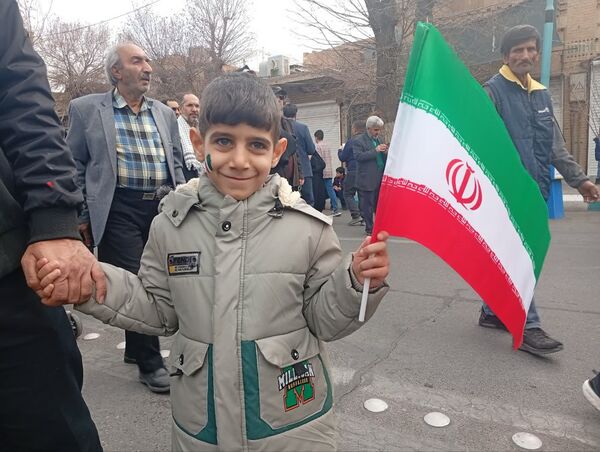 جلوه‌هایی از حضور پرشور دهه نودی‌ها در راهپیمایی ۲۲ بهمن در یزد