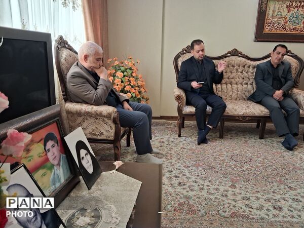 دیدار مدیر آموزش و پرورش ناحیه پنج مشهد با برادر شهید خیرزاده