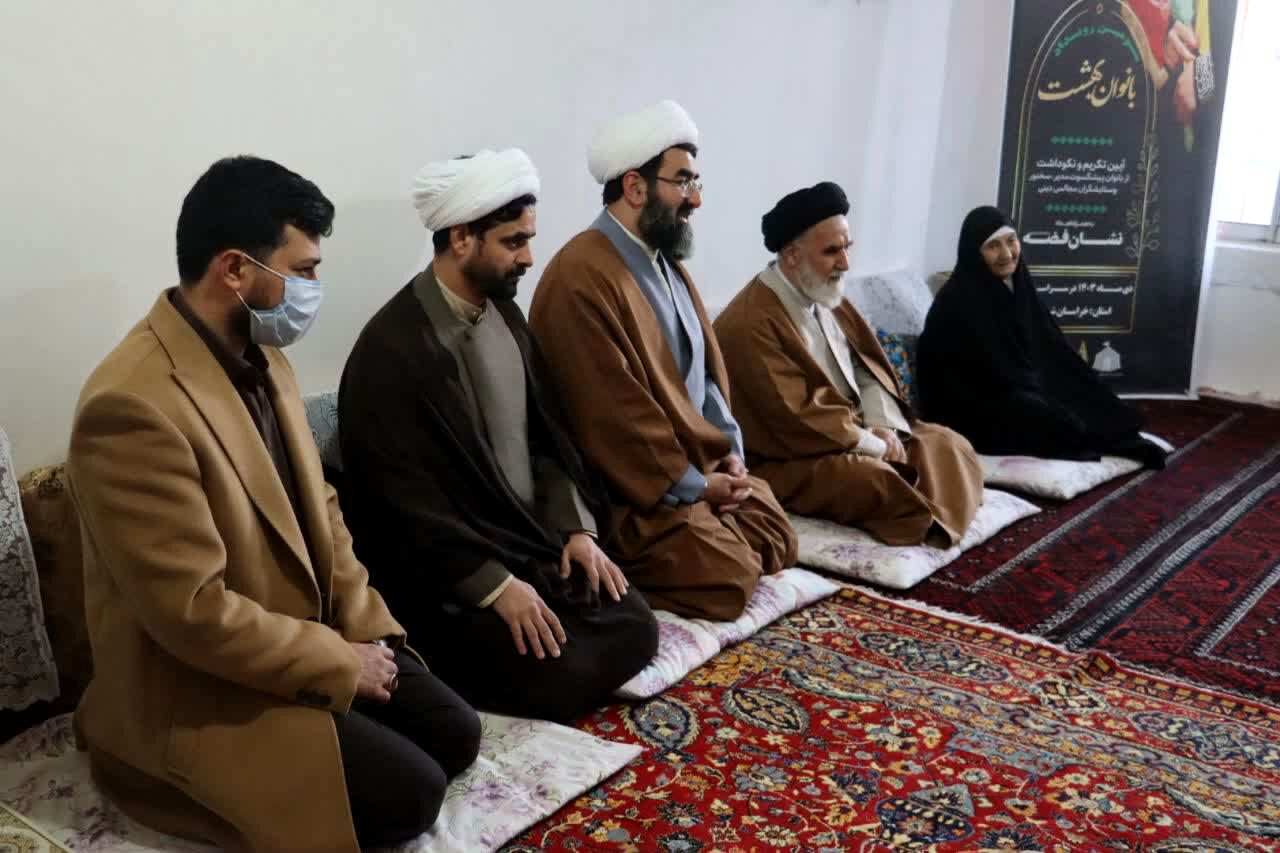 اعطای نشان فضه به مادر شهیدان رباط سرپوشی