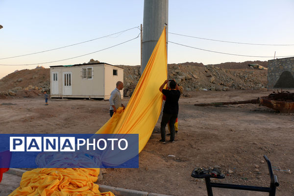 اهتزاز نماد مقاومت بر بالای بلندترین دکل پرچم قم