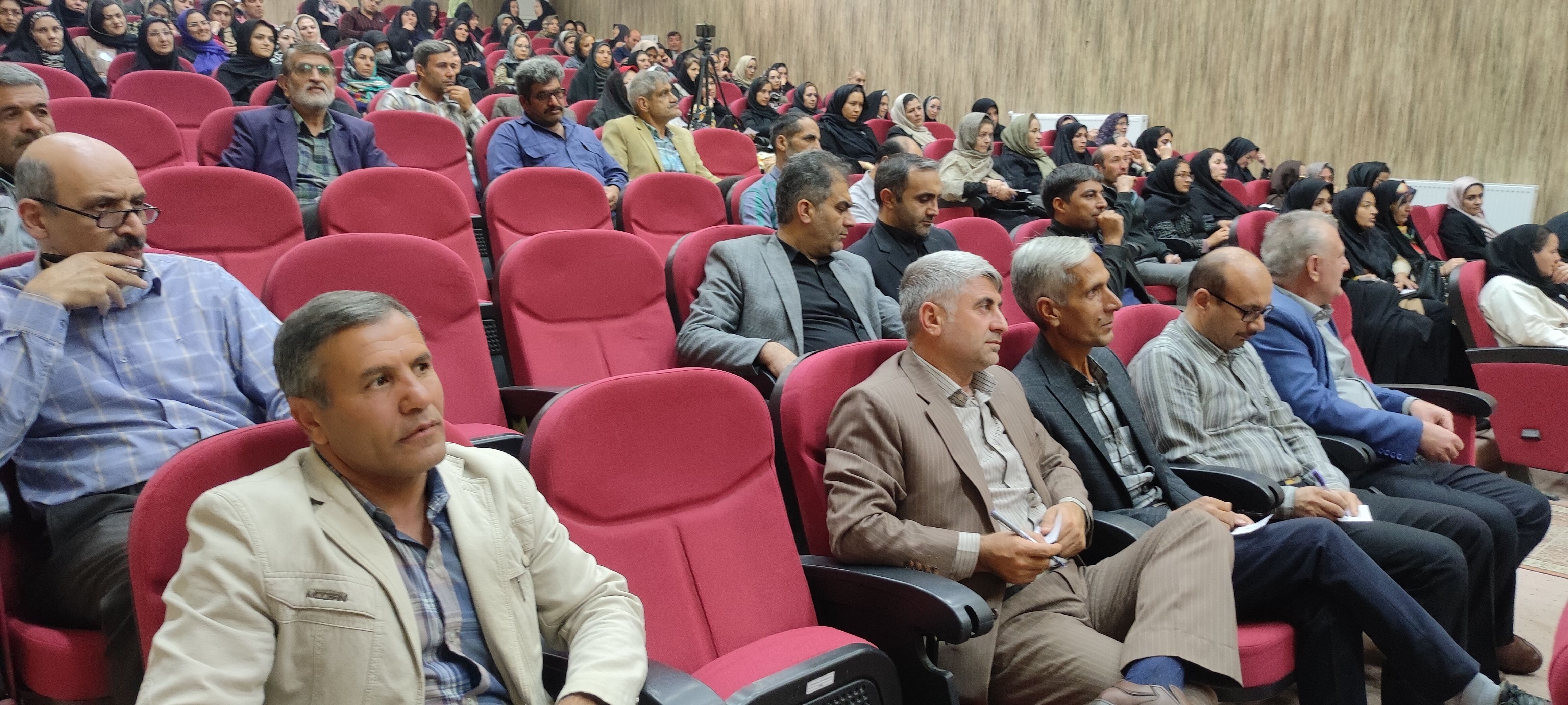برگزاری جلسه انجمن اولیاء و مربیان دبیرستان نمونه دولتی فرزانگان شیروان