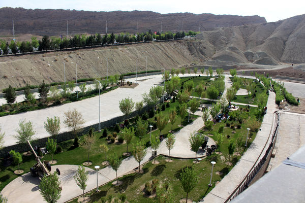 حضور گردشگران روز طبیعت در محوطه باغ‌موزه دفاع مقدس قم