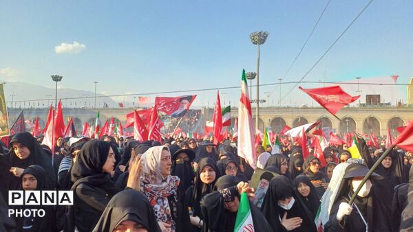 حضور فرهنگیان در آیین وداع با پیکر مطهر رهبر شهید در مصلی تهران 