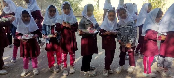 صبحانه نمادین دانش‌آموزان دبستان مولوی فین
