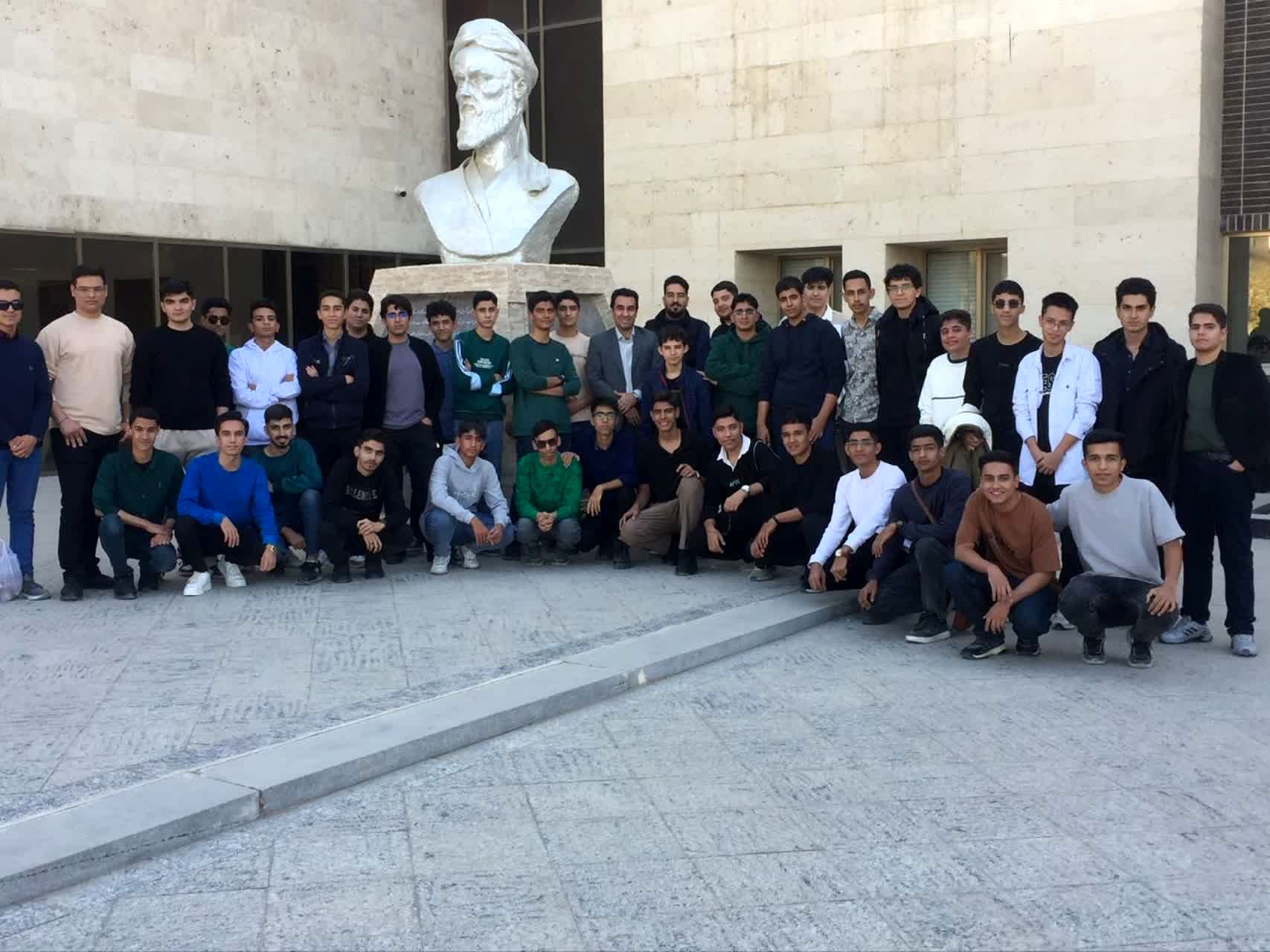 بازدید دانش آموزان دبیرستان نمونه آیت‌الله خامنه‌ای از دانشکده پزشکی دانشگاه فردوسی مشهد