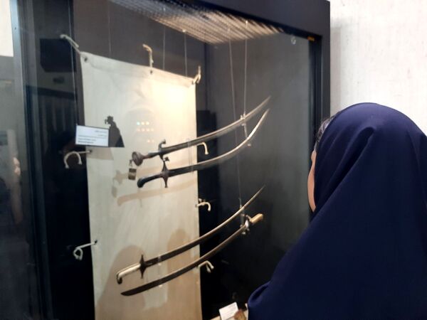 بازدید دانش آموزان  دبیرستان عصمتیه ناحیه پنج از باغ نادری 
