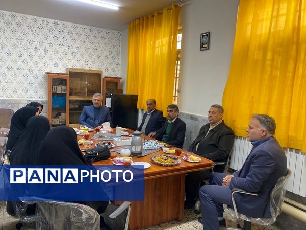 تقدیر از مشاور هنرستان مهدیزاده نیا ناحیه هفت مشهد