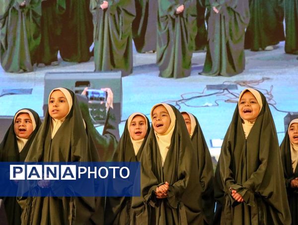 تجلیل از معلمان نمونه منطقه ۱۴ به مناسبت هفته گرامیداشت مقام معلم