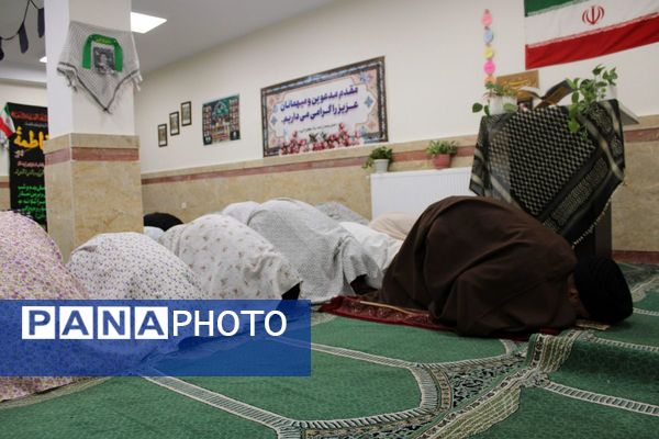 اقامه نماز جماعت در دبیرستان هجرانی پردیس به امامت امام جمعه شهرستان