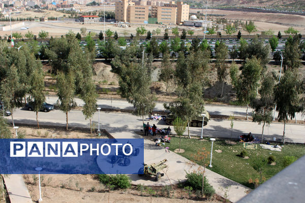 حضور گردشگران روز طبیعت در محوطه باغ‌موزه دفاع مقدس قم