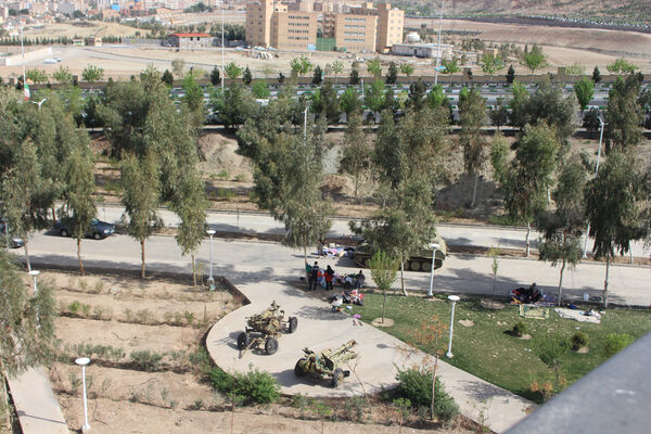 حضور گردشگران روز طبیعت در محوطه باغ‌موزه دفاع مقدس قم