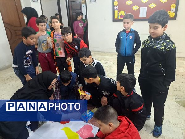 طرح نقاشی گروهی رو پارچه به‌مناسبت روز پرستار در دبستان مبتکران ۳ مشهد