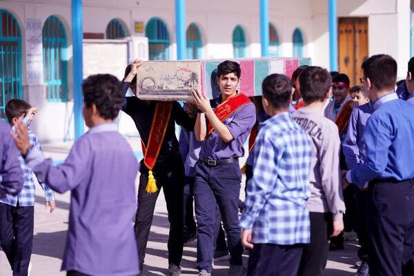 تشییع پیکر شهید تازه تفحص شده در دبیرستان پسرانه شیخ صدوق و اداره آموزش و پرورش ناحیه یک اصفهان 