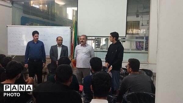 گفت و گویی صمیمی بین دانش آموزان دوازدهم ریاضی دبیرستان شاهد ابوذر غفاری با یکی از رتبه های برتر کنکور