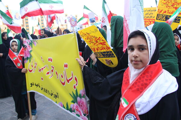 راهپیمایی ۱۳ آبان روز غلبه بر استکبار جهانی دانش‌آموزان شهر یزد
