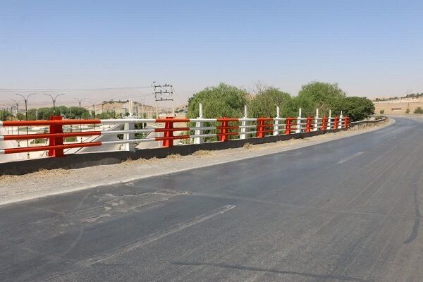 نصب و رنگ‌آمیزی هندریل‌ پل‌های بروجن چهارمحال وبختیاری در حال اجراست