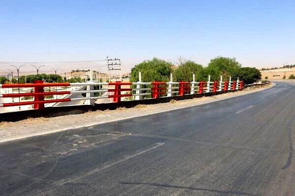 نصب و رنگ‌آمیزی هندریل‌ پل‌های بروجن چهارمحال وبختیاری در حال اجراست