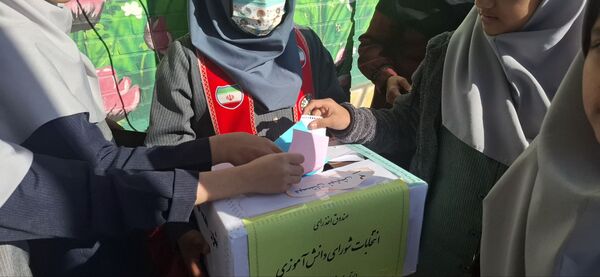انتخابات شورای دانش آموزی دبستان نیایش گامی برای ساخت مدرسه ای بهتر