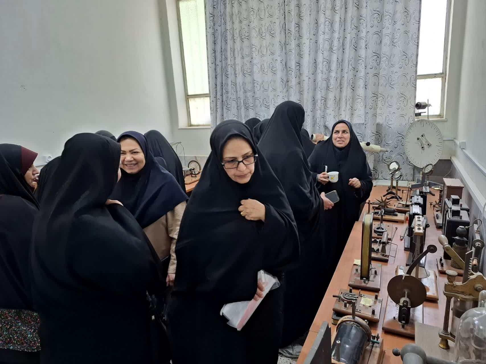 بازدید از پژوهش سرا و آزمایشگاه مرکزی رازی ناحیه ۲ در هفته مشاغل 