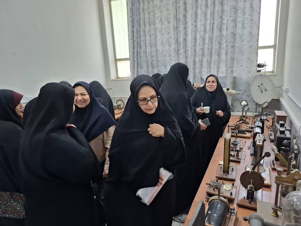بازدید از پژوهش سرا و آزمایشگاه مرکزی رازی ناحیه ۲ در هفته مشاغل 