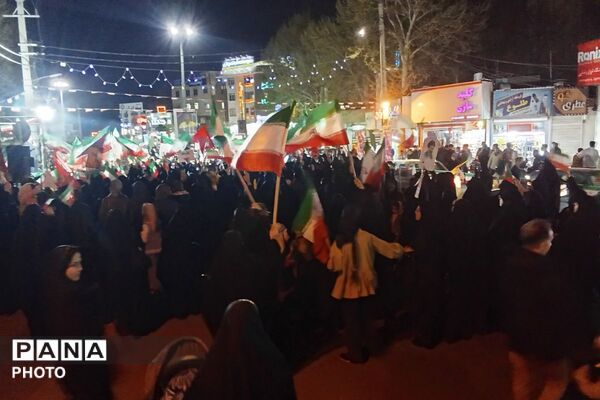 مردم شجاع ایرانی میدان را خالی نمی‌گزارند و تا پای جان هستند
