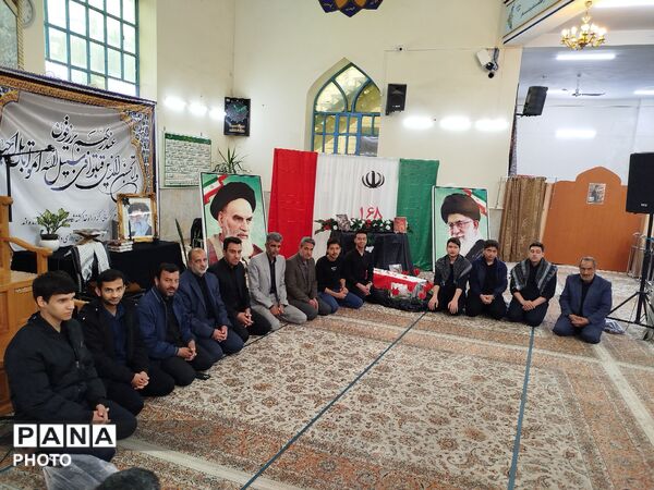 حضور دانش آموزان دبیرستان نمونه آیت الله خامنه ای در مراسم گرامیداشت رهبر معظم انقلاب اسلامی