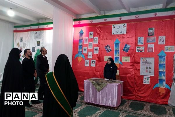 نمایشگاه مدرسه انقلاب در دبیرستان جوادالائمه بهارستان‌دو