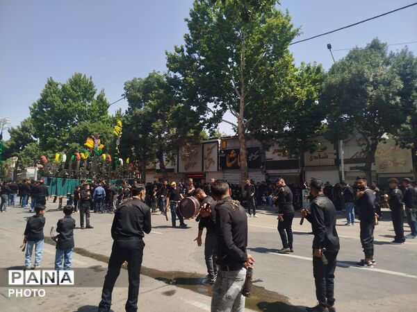 خیابان امام در روز تاسوعای حسینی حال و هوای دیگری میدهد 